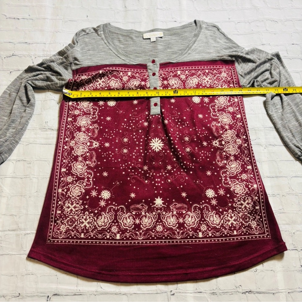 Suzanne Betro Weekend Wine Gray Bandana Print Henley Top Women’s Size M Boho - Picture 6 of 9